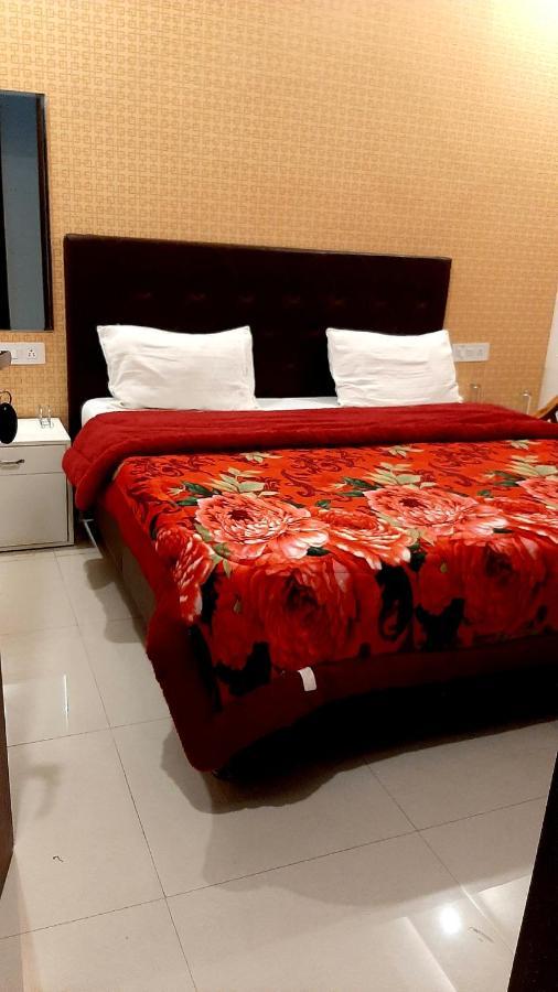 Hotel Hollywood Zirakpur Екстер'єр фото