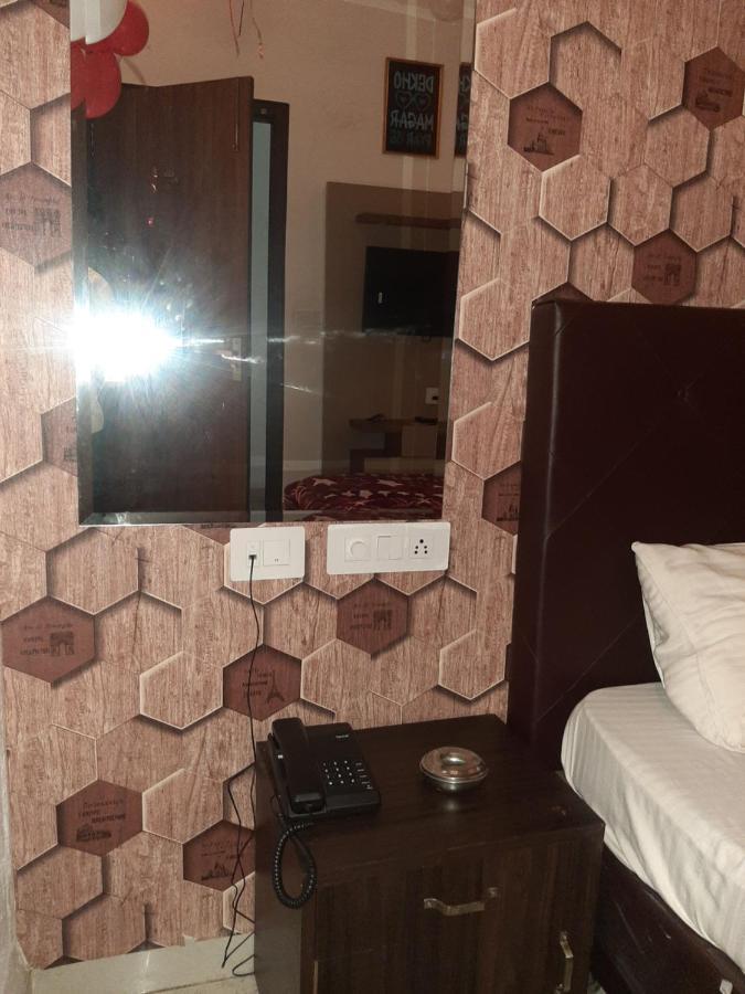 Hotel Hollywood Zirakpur Екстер'єр фото