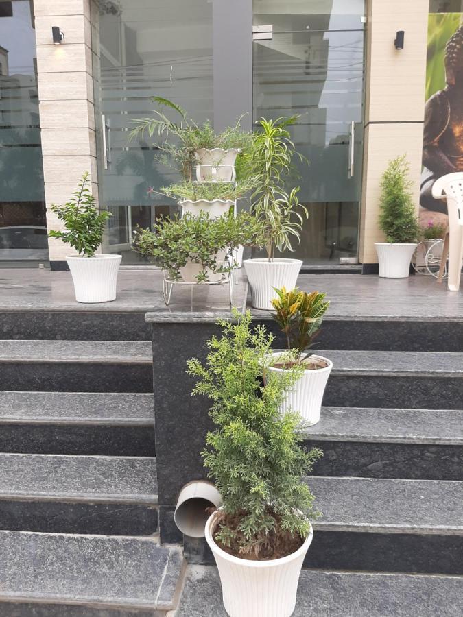 Hotel Hollywood Zirakpur Екстер'єр фото