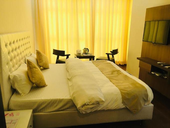 Hotel Hollywood Zirakpur Екстер'єр фото